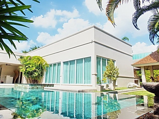 House for Sale at The Vineyard Pattaya showing the house and sala 