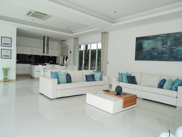 House for sale The Vineyard Pattaya showing the large living area House for sale The Vineyard Pattaya showing the large living area
