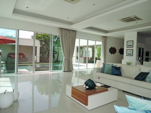 House for sale The Vineyard Pattaya showing the living area poolside House for sale The Vineyard Pattaya showing the living area poolside
