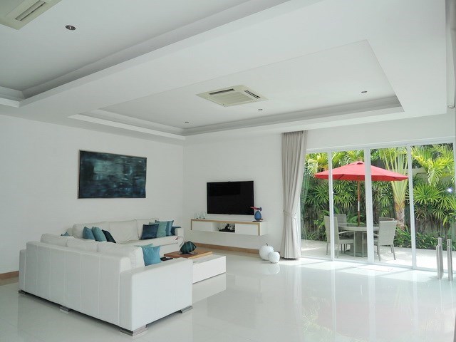 House for sale The Vineyard Pattaya showing the living room with morning terrace House for sale The Vineyard Pattaya showing the living room with morning terrace