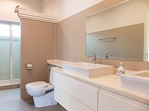 House for Sale at The Vineyard Pattaya showing the master bathroom 