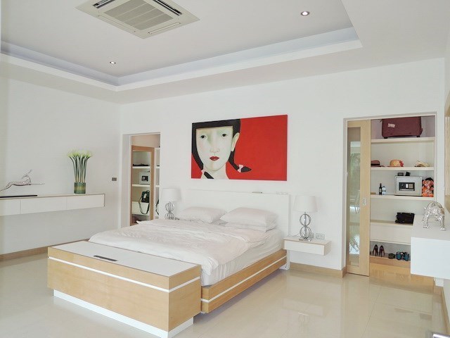 House for sale The Vineyard Pattaya showing the master bedroom House for sale The Vineyard Pattaya showing the master bedroom