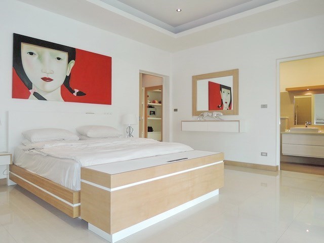 House for sale The Vineyard Pattaya showing the master bedroom suite House for sale The Vineyard Pattaya showing the master bedroom suite