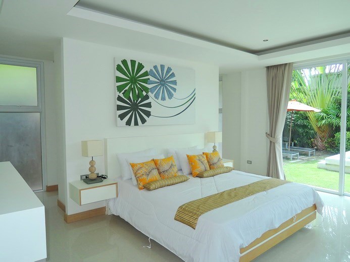 House for sale The Vineyard Pattaya showing the master bedroom suite 