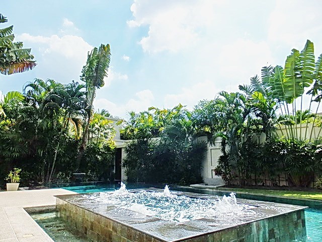 House for Sale at The Vineyard Pattaya showing the pool Jacuzzi 