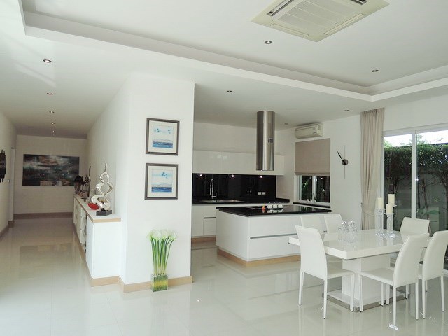 House for sale The Vineyard Pattaya showing the approach to the living room House for sale The Vineyard Pattaya showing the approach to the living room