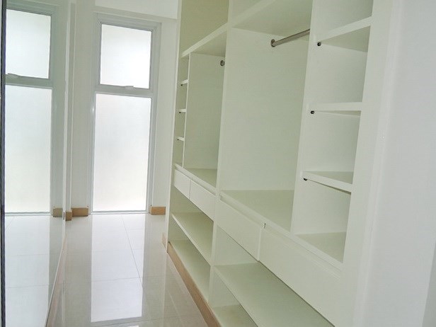 House for sale The Vineyard Pattaya showing the walk-in wardrobes 
