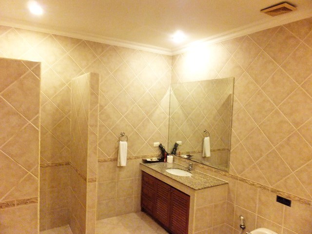 House for sale View Talay Villas Jomtien showing the master bathroom 