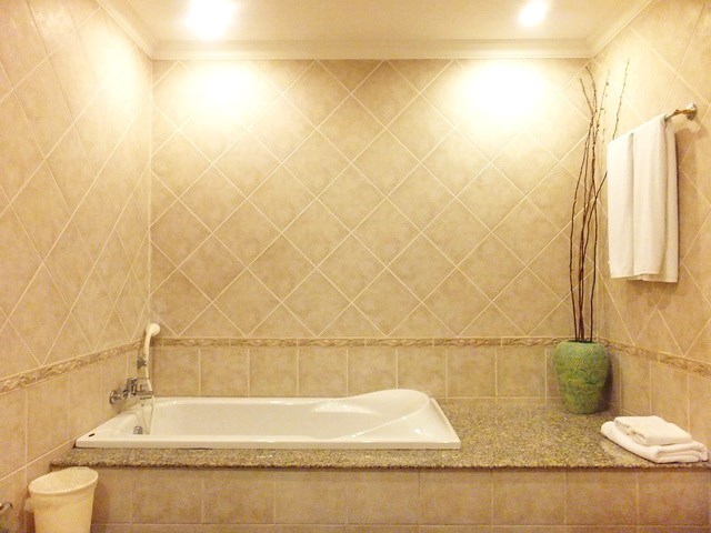 House for sale View Talay Villas Jomtien showing the master bathroom with bathtub 