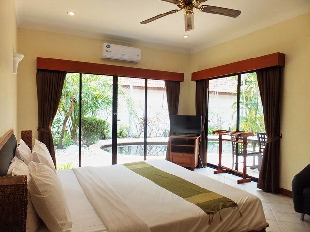 House for sale View Talay Villas Jomtien showing the master bedroom poolside 