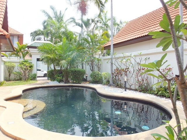 House for sale View Talay Villas Jomtien showing the private pool