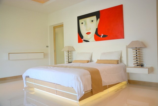 House for sale The Vineyard Pattaya showing the master bedroom suite