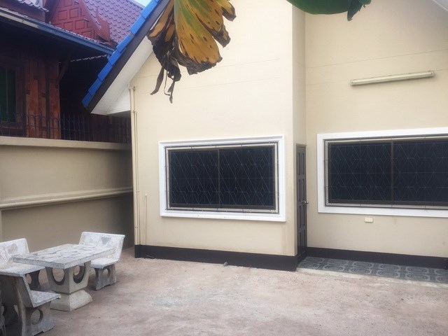 House for sale WongAmat Pattaya showing the back of the house and terrace House for sale WongAmat Pattaya showing the back of the house and terrace