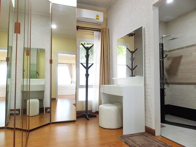 House for sale WongAmat Pattaya showing the walk-in wardrobes and master bathroom