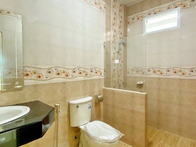 House for sale at Nongplalai Pattaya showing the master bathroom