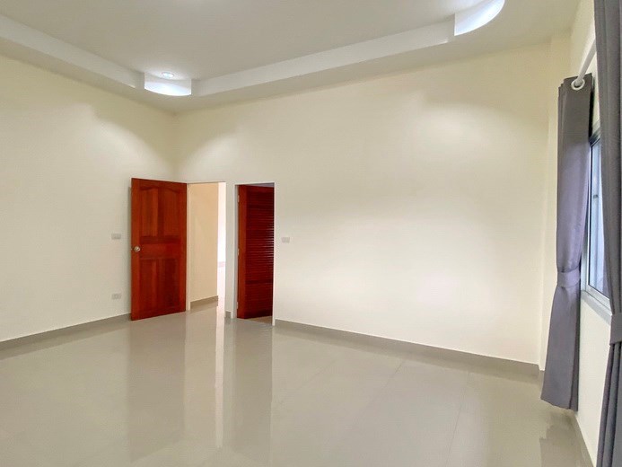 House for sale at Nongplalai Pattaya showing the master bedroom suite 