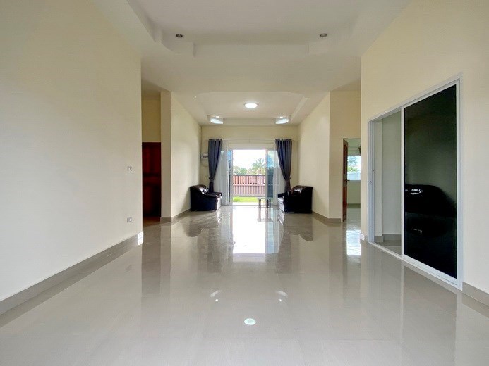 House for sale at Nongplalai Pattaya showing the open plan living area 
