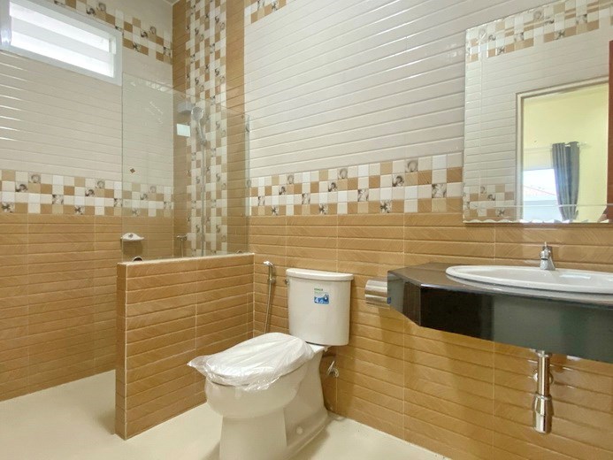 House for sale at Nongplalai Pattaya showing the second bathroom