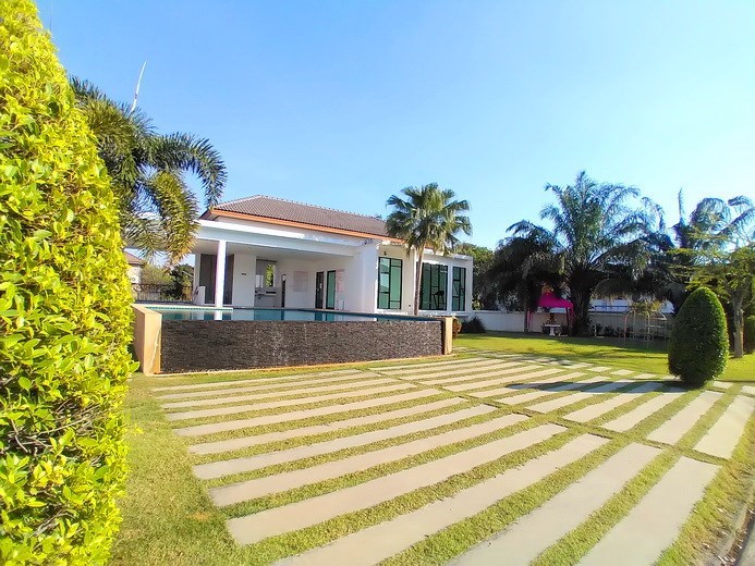 House for sale East Pattaya showing the communal pool House for sale East Pattaya showing the communal pool