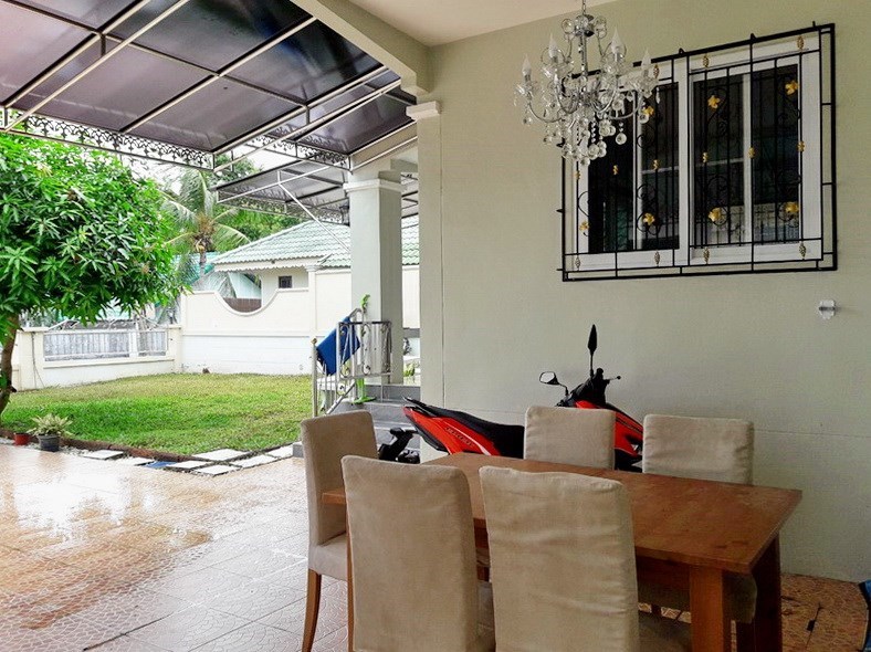 House for sale East Pattaya showing the covered terrace and garden House for sale East Pattaya showing the covered terrace and garden
