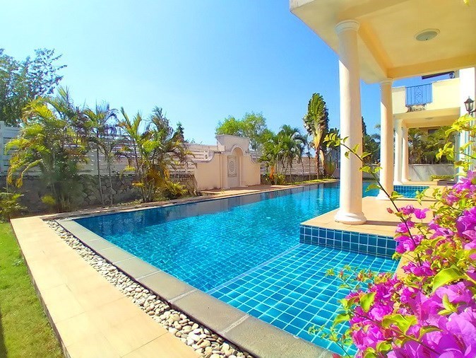 House for sale East Pattaya showing the covered terrace and pool House for sale East Pattaya showing the covered terrace and pool