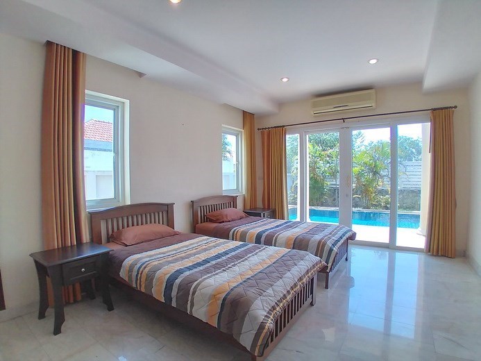 House for sale East Pattaya showing the fourth bedroom poolside 