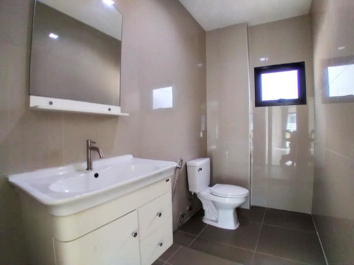 House for sale East Pattaya showing the guest bathroom House for sale East Pattaya showing the guest bathroom