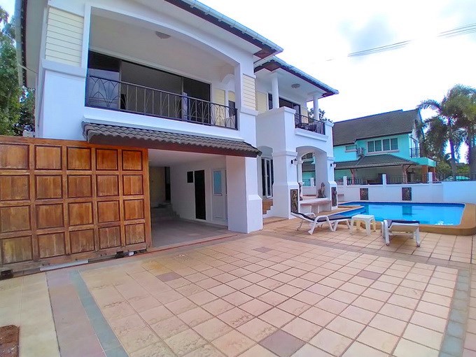 House for sale East Pattaya showing the house and garage House for sale East Pattaya showing the house and garage