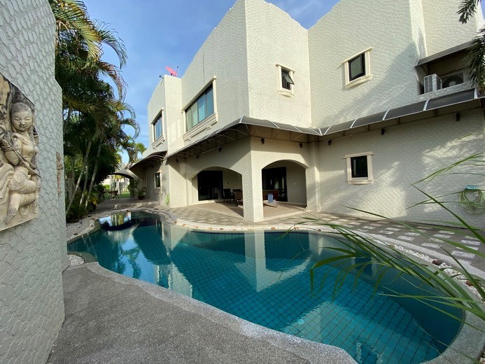 House for sale East Pattaya showing the pool and covered terrace 