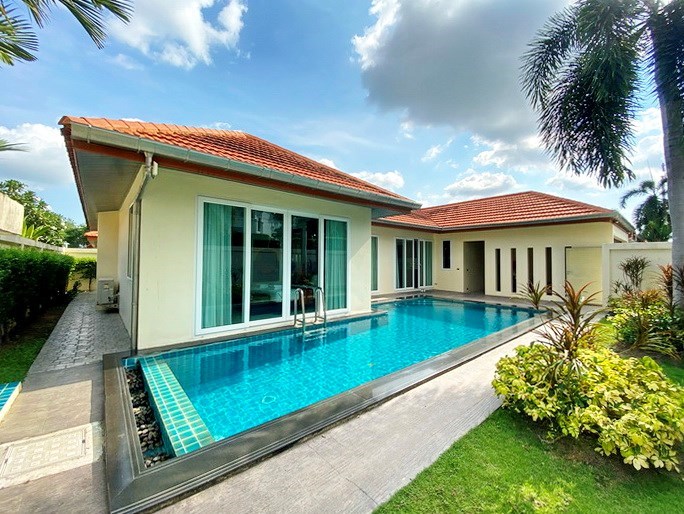 House for sale East Pattaya showing the house, garden and pool 