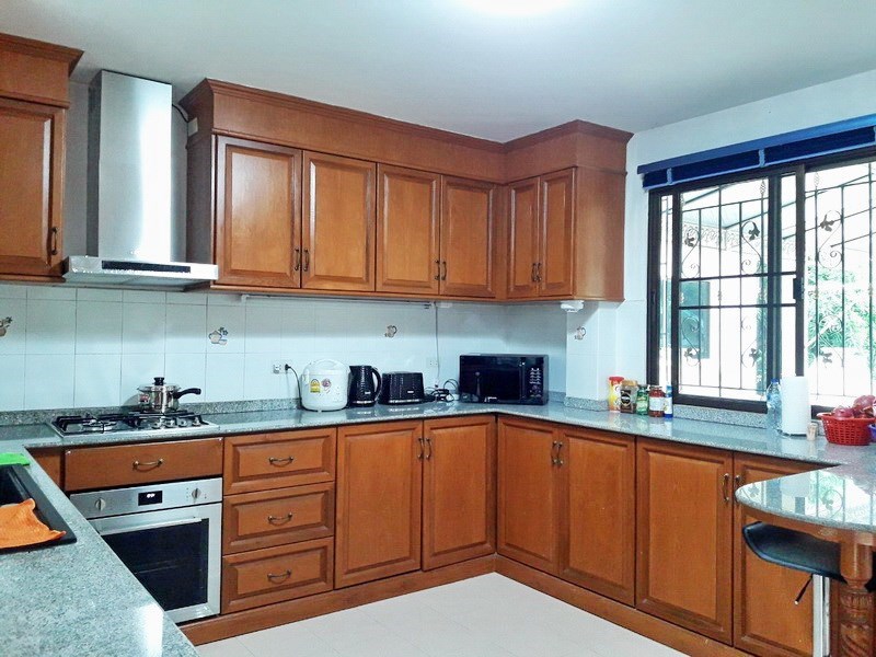 House for sale East Pattaya showing the kitchen 