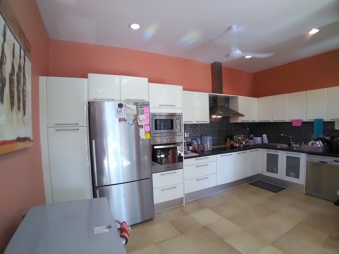 House for sale East Pattaya showing the kitchen