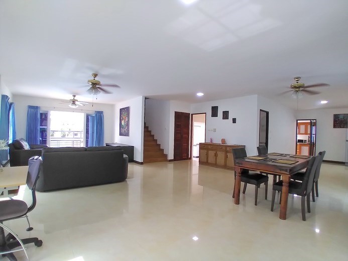 House for sale East Pattaya showing the living and dining areas House for sale East Pattaya showing the living and dining areas