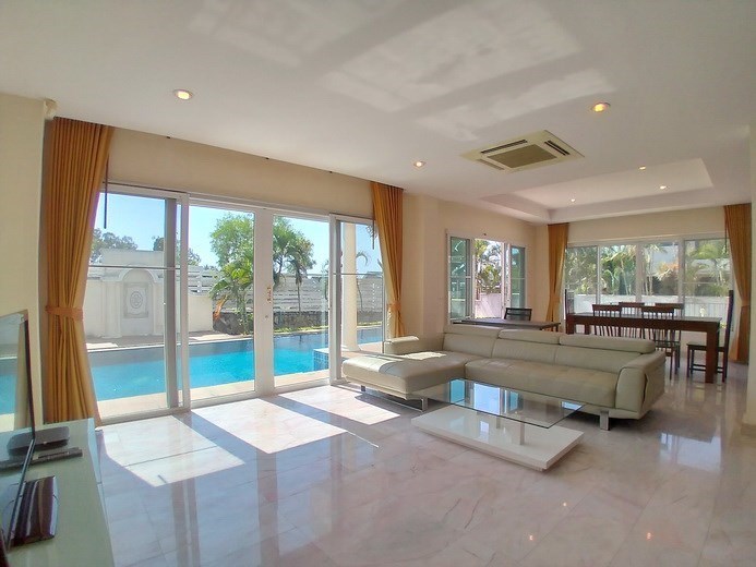 House for sale East Pattaya showing the living and dining areas 