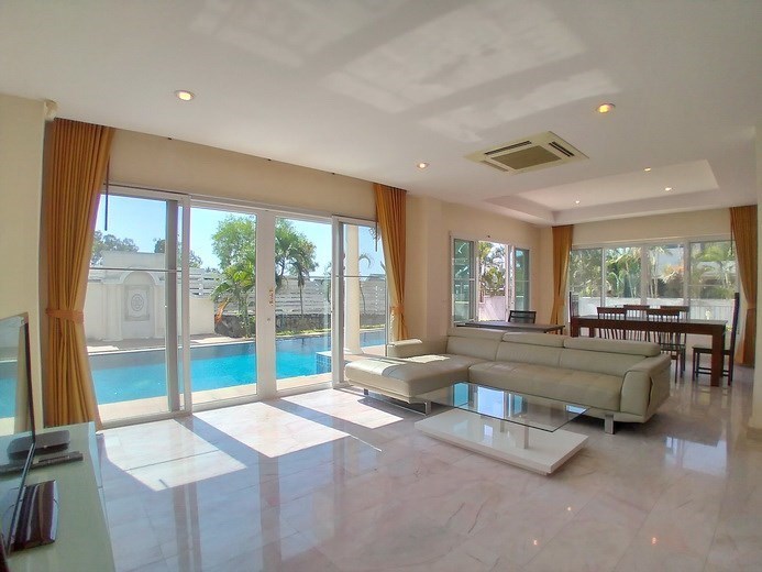 House for sale East Pattaya showing the living and dining areas House for sale East Pattaya showing the living and dining areas