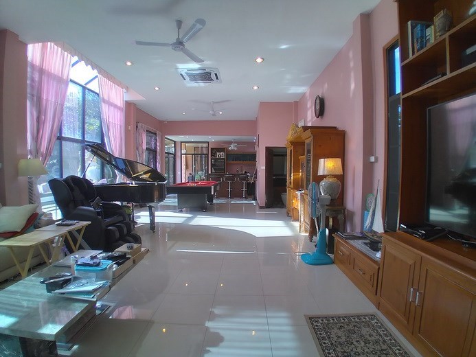 House for sale East Pattaya showing the living room concept 