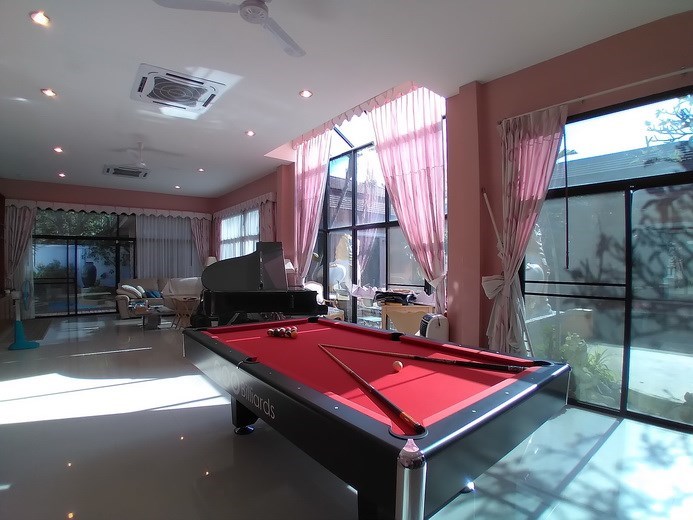 House for sale East Pattaya showing the living room concept 