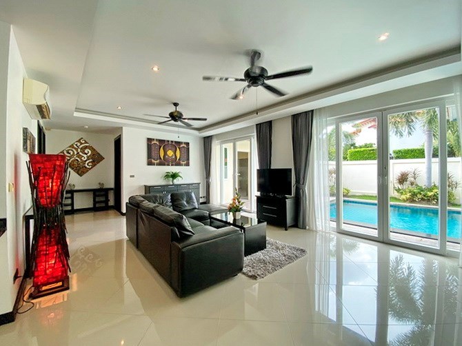 House for sale East Pattaya showing the living room with pool view 