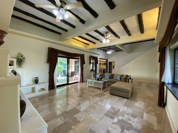 House for sale East Pattaya showing the main living room 