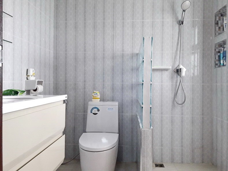 House for sale East Pattaya showing the master bathroom House for sale East Pattaya showing the master bathroom