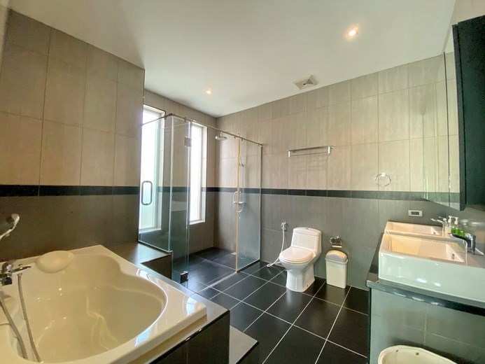 House for sale East Pattaya showing the master bathroom 