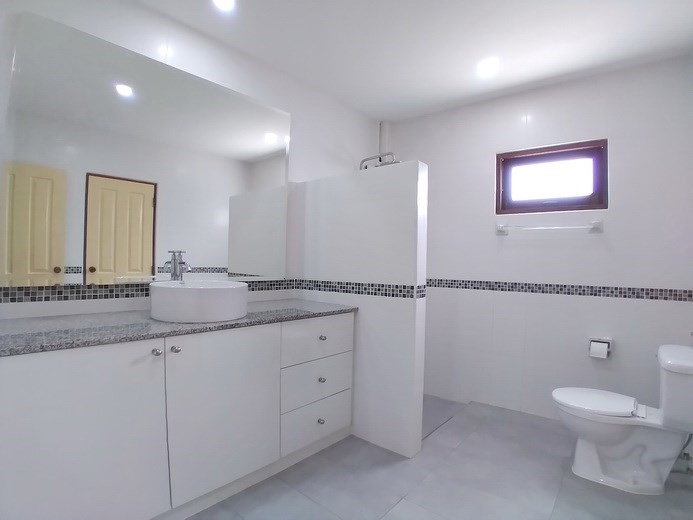 House for sale East Pattaya showing the master bathroom 