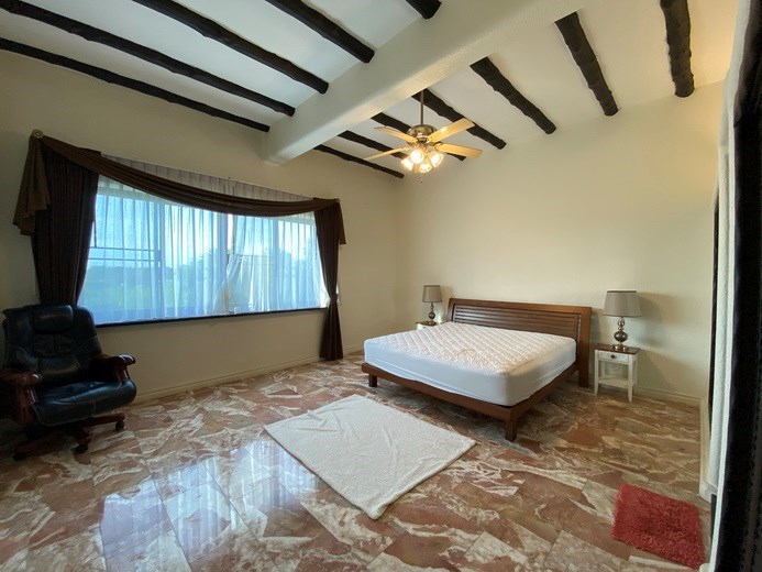 House for sale East Pattaya showing the master bedroom 