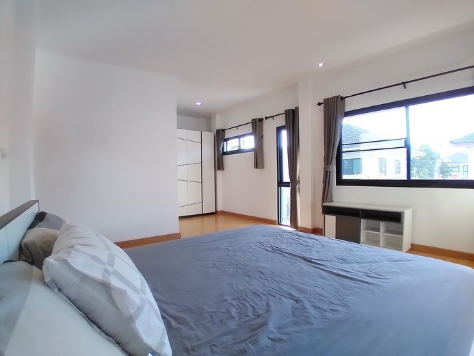 House for sale East Pattaya showing the master bedroom House for sale East Pattaya showing the master bedroom