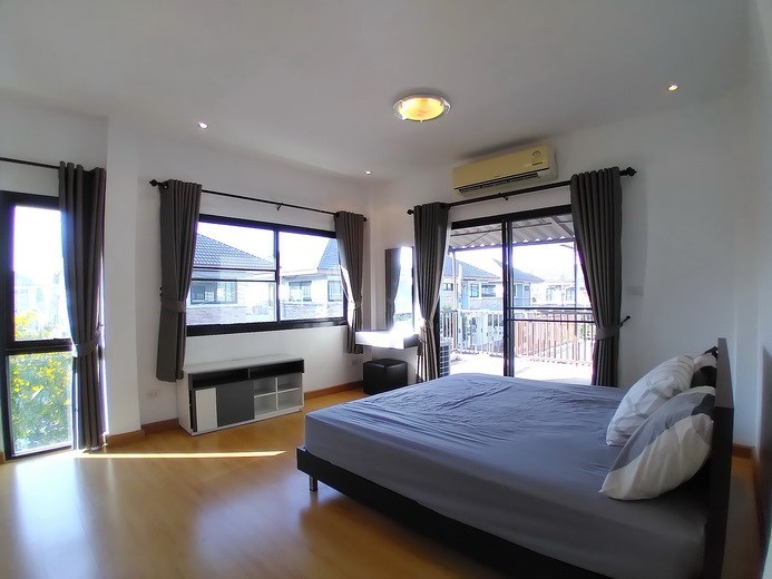 House for sale East Pattaya showing the master bedroom and balcony 