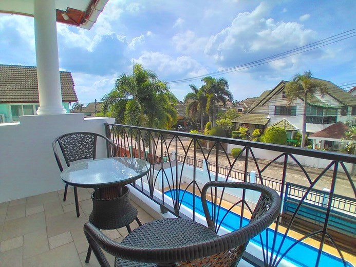 House for sale East Pattaya showing the master bedroom and balcony House for sale East Pattaya showing the master bedroom and balcony