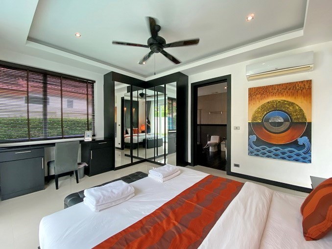 House for sale East Pattaya showing the master bedroom suite 