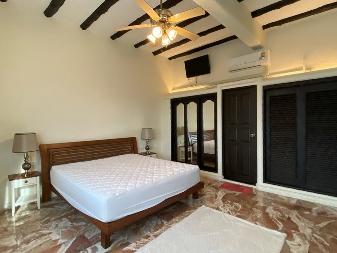 House for sale East Pattaya showing the master bedroom suite 