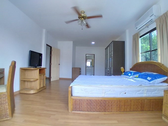 House for sale East Pattaya showing the master bedroom suite House for sale East Pattaya showing the master bedroom suite