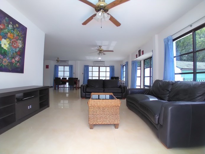 House for sale East Pattaya showing the open plan living area 